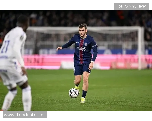 西甲激战：多特蒙德与巴黎圣日耳曼战成平局神扑瞬间引发热议与转会传闻